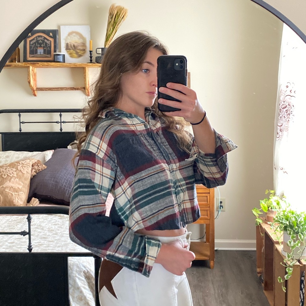 American Eagle Cropped Multicolored Button Up Flannel — Women’s XS